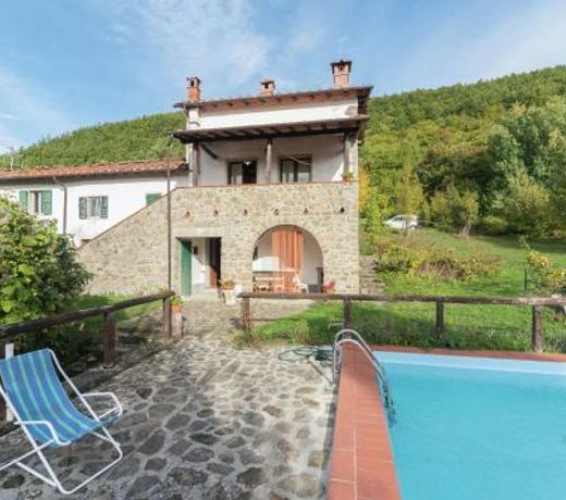 Lovely Holiday Home with Swimming Pool, Fireplace, Parking