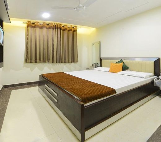 OYO 24723 Hotel Atul Palace