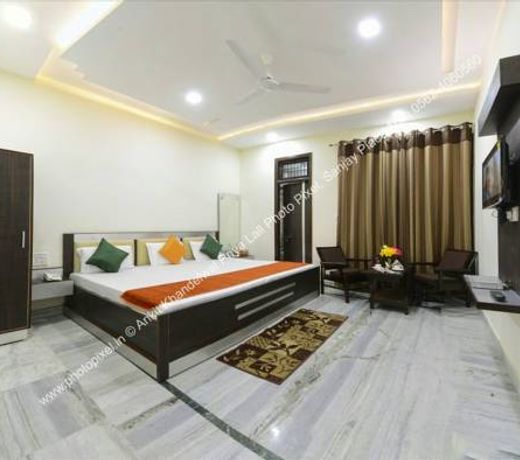 OYO 24723 Hotel Atul Palace