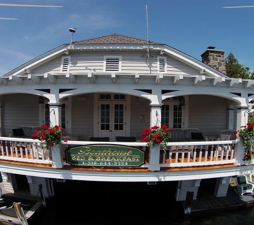 Lake George Boathouse Bed & Breakfast