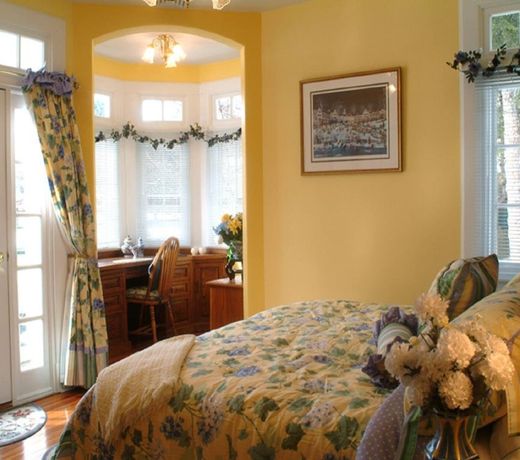 Lake George Boathouse Bed & Breakfast