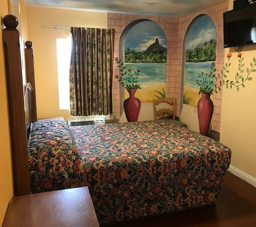 Deluxe Inn