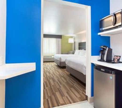 Holiday Inn Express & Suites Lincoln I - 80, an IHG Hotel