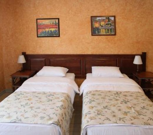 La Mezon Hotel