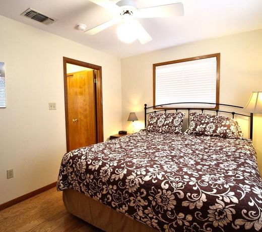 Peach Tree Inn & Suites
