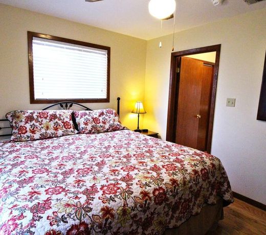 Peach Tree Inn & Suites