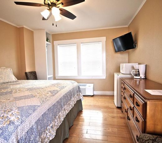Peach Tree Inn & Suites