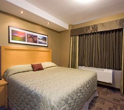 Woodlands Inn & Suites