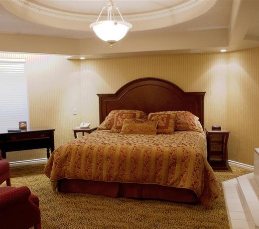 Chateau Louis Hotel & Conference Centre