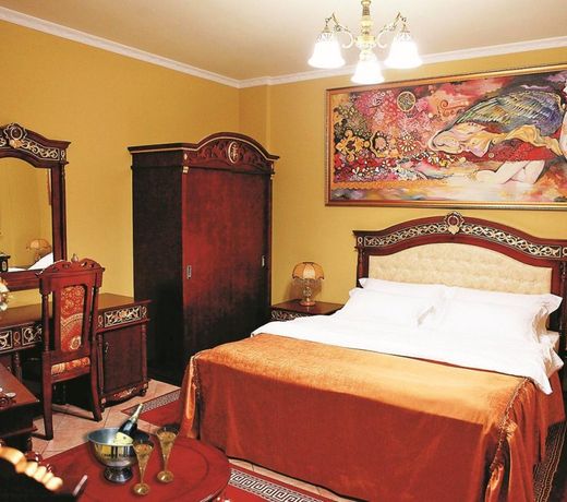Dinasty Hotel