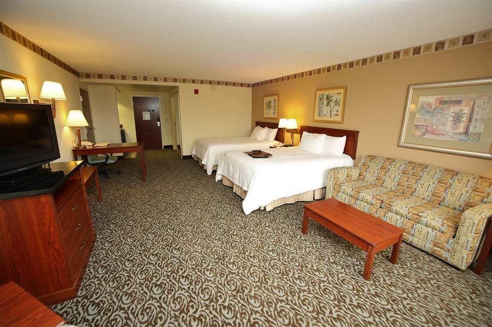 Hampton Inn & Suites at Colonial TownPark