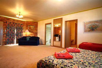 Pines Country Club Motor Inn