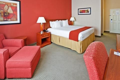 Holiday Inn Express Hotel & Suites Manchester Conference Center, an IHG Hotel