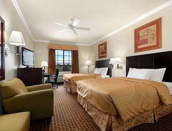 Super 8 By Wyndham Iah West/Greenspoint