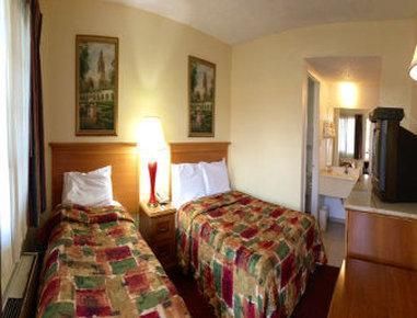 Travelodge by Wyndham Fullerton Near Anaheim
