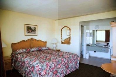 Travelodge by Wyndham Fullerton Near Anaheim