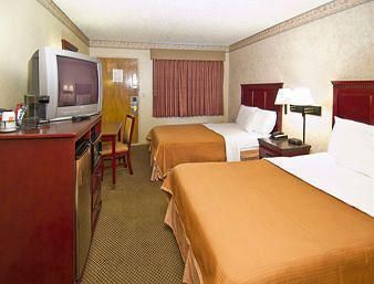 Super 8 by Wyndham Martinez