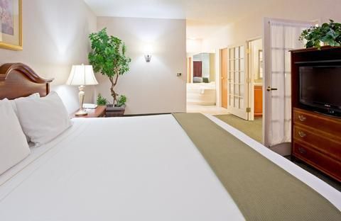 Holiday Inn Express Milwaukee North - Brown Deer/Mequon, an IHG Hotel