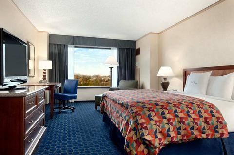 DoubleTree by Hilton Tulsa at Warren Place