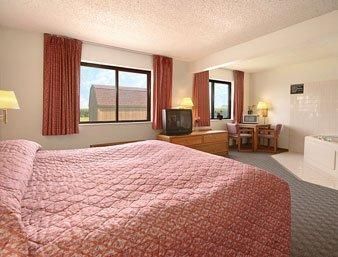 Super 8 by Wyndham Perry IA