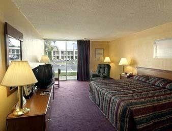 Howard Johnson by Wyndham Winter Haven FL