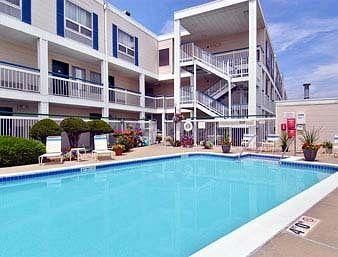 Super 8 by Wyndham Madison East