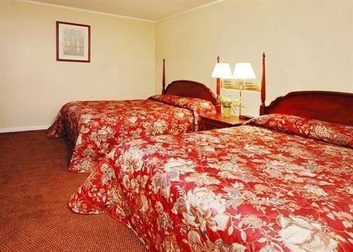 Econo Lodge Inn & Suites