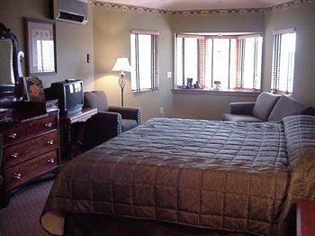RIVERWOOD INN & CONFERENCE CENTER