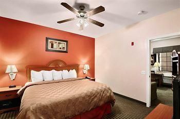 Days Inn & Suites by Wyndham Houston Hobby Airport