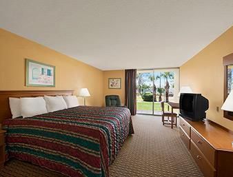 Howard Johnson by Wyndham Winter Haven FL