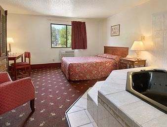 Super 8 by Wyndham Waldorf