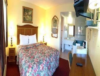 Travelodge by Wyndham Fullerton Near Anaheim