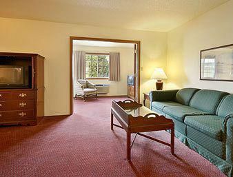 Days Inn & Suites by Wyndham Williamsburg IA North