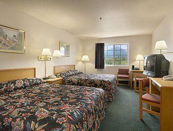 Super 8 By Wyndham Hamilton
