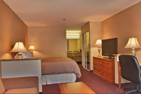 Burbank Inn and Suites