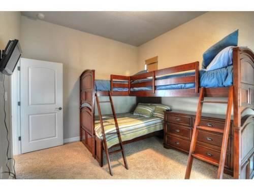 AMZ GETAWAYS HOMES ON CANYON LAKE