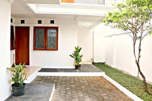 De Nuansa Dago Villa by HouseinBandung