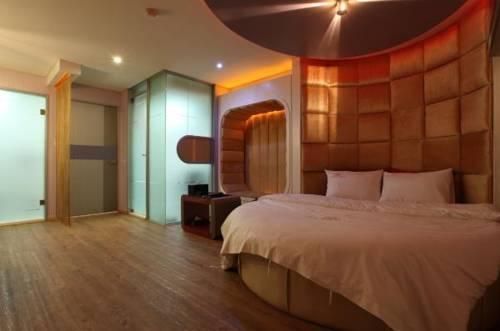 Hotel To The Max