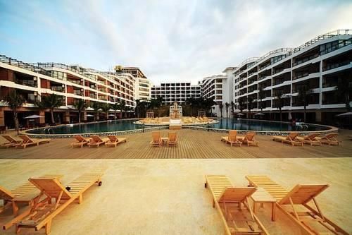 Xinglong Old Banyan Hotel