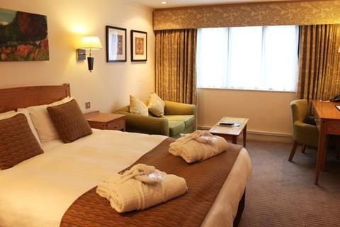 REDWOOD HOTEL & COUNTRY CLUB