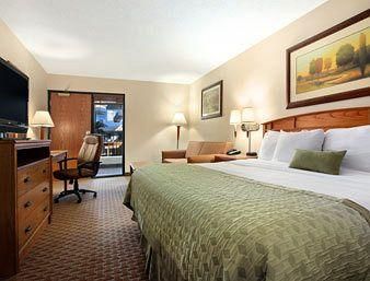 Ramada by Wyndham Des Moines Tropics Resort & Conference Ctr