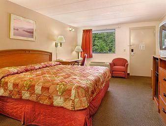 Super 8 by Wyndham Laurel