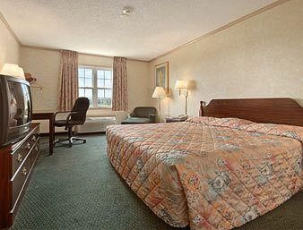 Super 8 by Wyndham Maumee Perrysburg Toledo Area