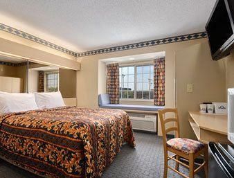 Days Inn & Suites by Wyndham Hutchinson