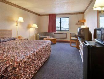 Super 8 by Wyndham Gilman