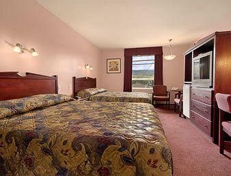 Super 8 by Wyndham Lake Country/Winfield Area