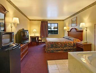 Super 8 by Wyndham Claremore OK