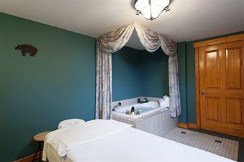 Lizard Creek Lodge
