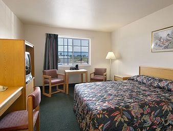 Super 8 By Wyndham Hamilton