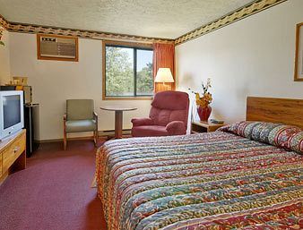 Super 8 by Wyndham Chaska